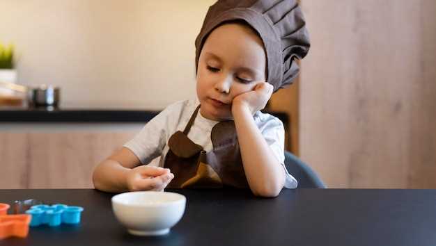 С какого возраста можно начинать учить малышей осваивать прием пищи с помощью ложки