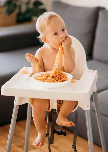 В каком возрасте ребенок начинает самостоятельно кушать